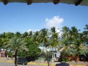 näkymä Flamboyant hotellilta tien yli Karibialle